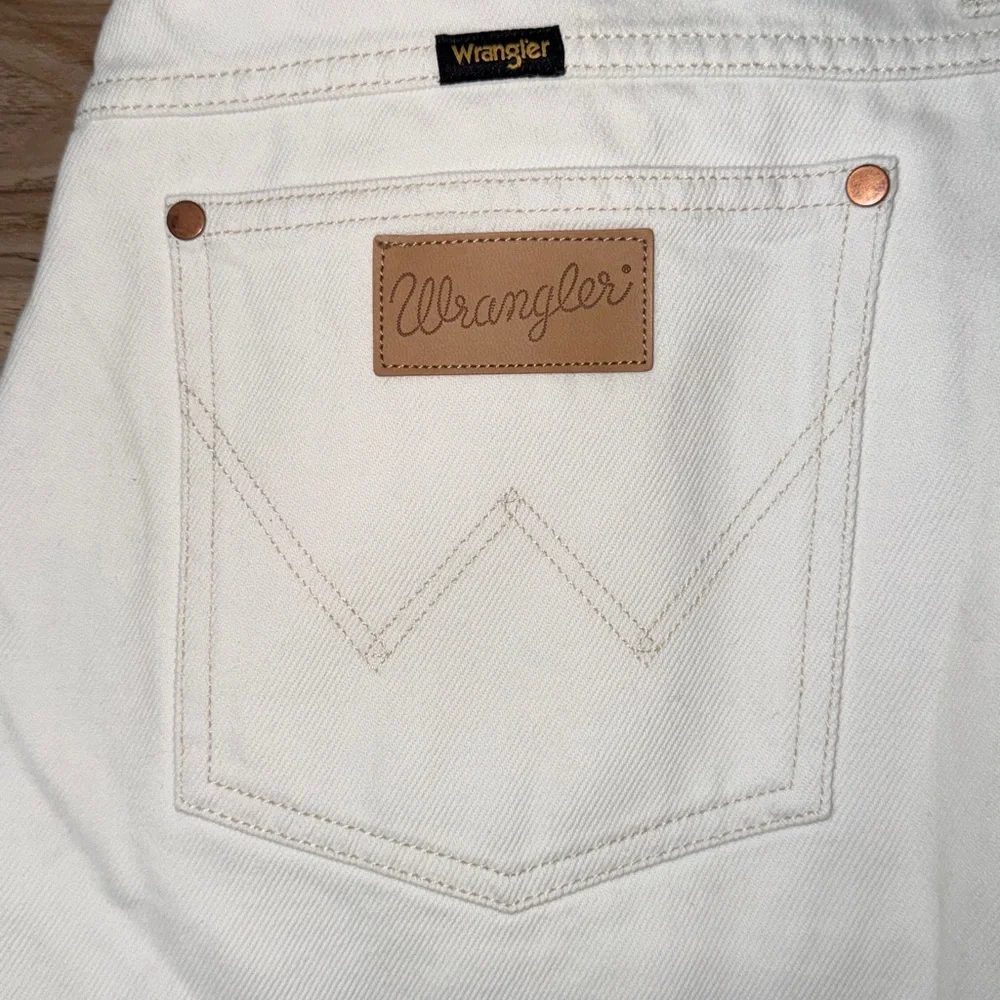 Wrangler High Rise White Denim Cutoff Shorts Size 31 NWT Coastal Cowgirl